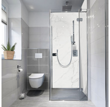 Baie modernă cu duș la nivelul podelei, toaletă suspendată și faianță gri