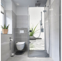 Baie luminoasă cu toaletă și cabină de duș din sticlă