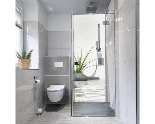 Baie luminoasă cu toaletă și cabină de duș din sticlă