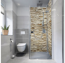 Baie modernă cu duș, toaletă și fereastră