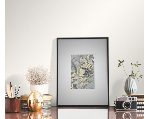 Scenă decorativă cu motiv de frunze înrămate pe perete