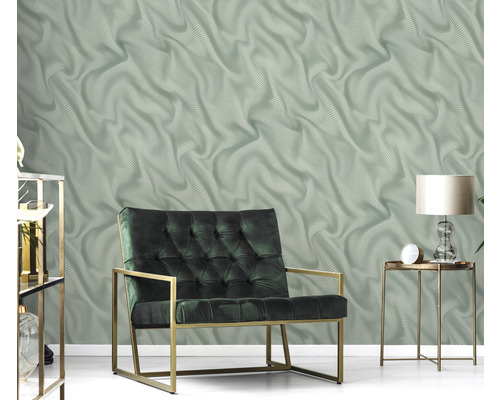 Cameră de zi cu tapet cu model, fotoliu și măsuță laterală