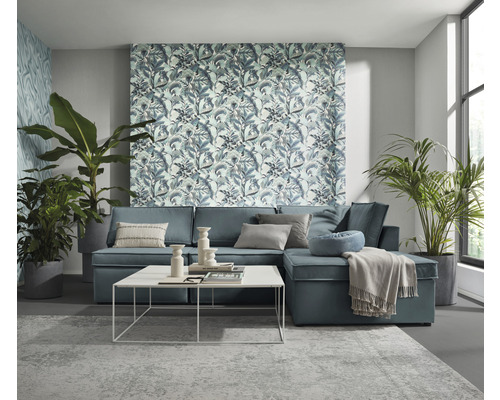 Living cu canapea de colț, măsuță de cafea și plante de interior