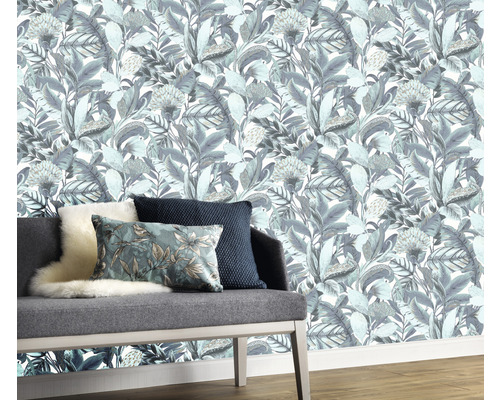 Cameră de zi cu canapea în fața unui tapet cu model floral