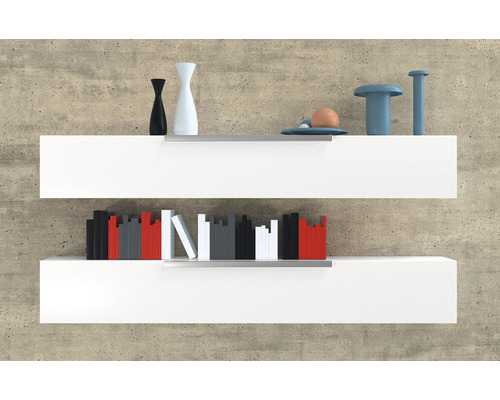 Două rafturi de perete albe cu decorațiuni și cărți