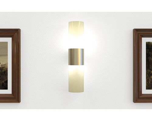 Lampă modernă de perete cu design cilindric între două imagini înrămate