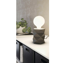 Lampă de masă decorativă cu design geometric pe o masă