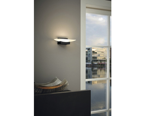 Lumină de perete în interior cu fereastră