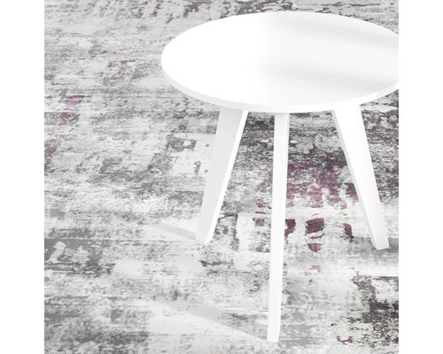 Măsuță laterală rotundă, albă, pe covor cu model