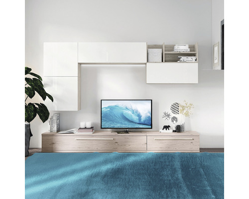 Living cu un perete de living modern în alb și aspect de lemn