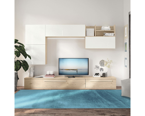 Living cu combinație de mobilier TV în decor de lemn și alb