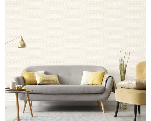 Living luminos cu tapet cu model, canapea și fotoliu