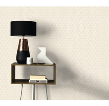 Tapet decorativ cu model geometric în spatele mesei și al lămpii.