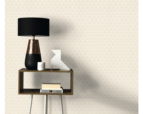 Tapet decorativ cu model geometric în spatele mesei și al lămpii.