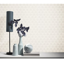 Scenă cu tapet cu model, lampă de masă și vaze decorative