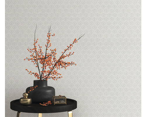 Natură statică decorativă cu vază, fructe de pădure, cutie de bijuterii și masă în fața unui tapet cu model