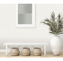 Interior decorativ cu tapet cu model, bancă, coșuri și plantă în ghiveci
