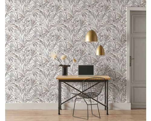 Birou cu masă, scaun, laptop, lămpi aurii și tapet cu model vegetal