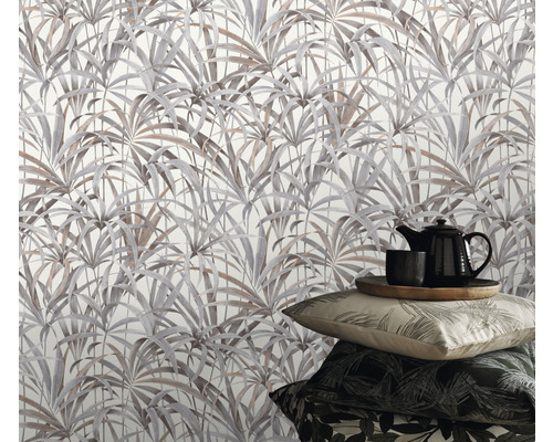 Scenă cu tapet cu frunze, ceainic și perne