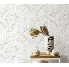 Scenă cu tapet cu model, vază cu decorațiuni florale și obiecte decorative mici pe o masă