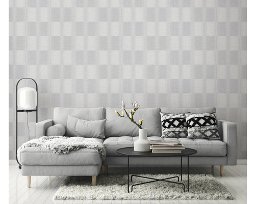 Living luminos cu canapea gri, masă și tapet cu model pentru o atmosferă prietenoasă.