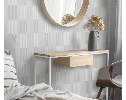 Dormitor cu tapet geometric, consolă, oglindă și decorațiuni