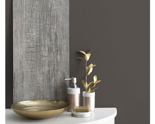 Natură statică de baie cu bol, dozator de săpun și panou de perete din lemn