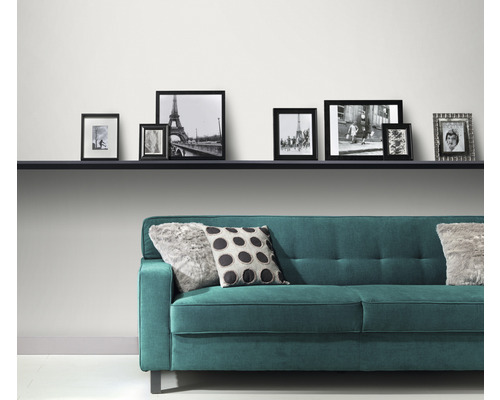 Amenajare cameră cu canapea, raft și rame foto