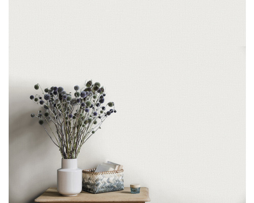 Prim-plan cu tapet texturat cu vază și decorațiuni pe o masă din lemn