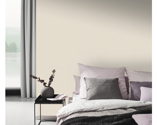 Dormitor cu tapet cu model, pat și măsuță laterală