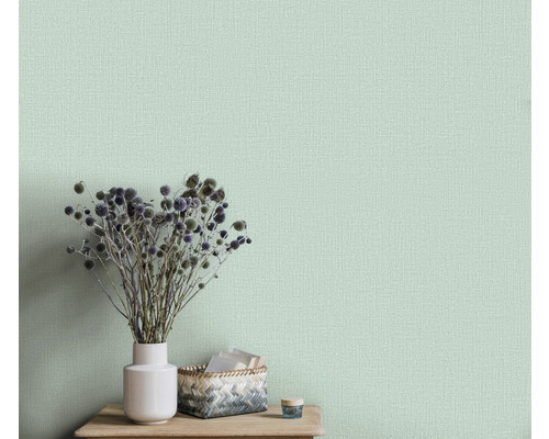 Tapetă textilă deschisă la culoare în interior, cu decorațiuni pe o masă de lemn