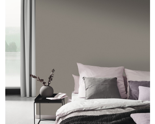 Dormitor cu tapet modelat, pat și noptieră