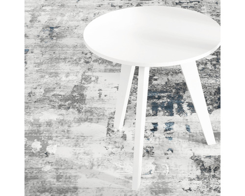 Măsuță laterală rotundă albă pe un covor