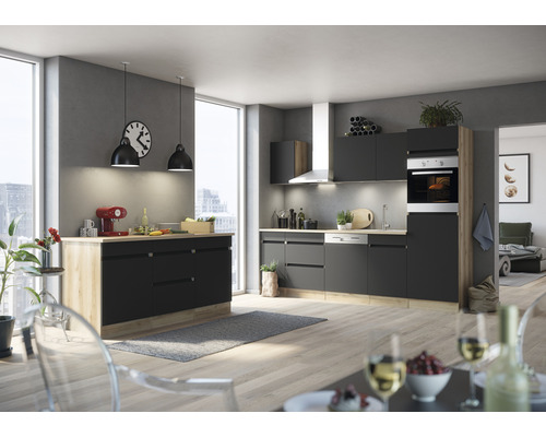 Bucătărie modernă cu chicinetă, insulă de bucătărie și aparate electrice într-o cameră luminoasă.