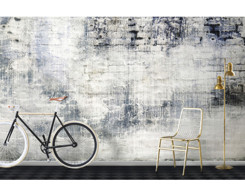 Interior decorativ cu bicicletă, scaun și lampă de podea în fața unui tapet de perete în stil urban