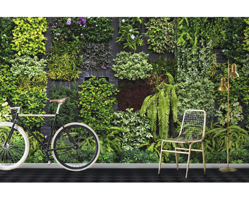 Perete verde cu bicicletă, scaun și lampă de podea pentru un design interior plin de viață.