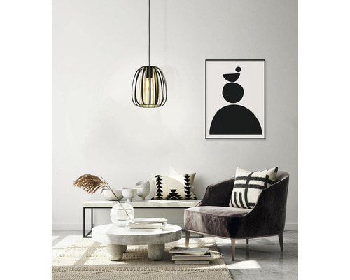 Living cu lampă suspendată, fotoliu, măsuță de cafea și decorațiuni