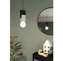 Lampa suspendată modernă cu design geometric și un bec rotund într-o cameră elegantă.