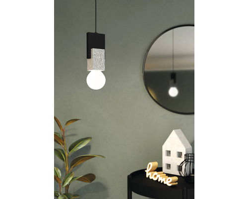 Lampa suspendată modernă cu design geometric și un bec rotund într-o cameră elegantă.