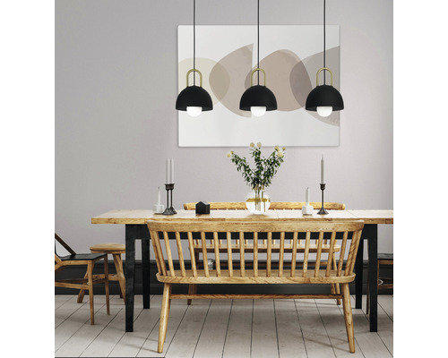 Sufragerie cu masă, bănci de lemn și trei lămpi suspendate