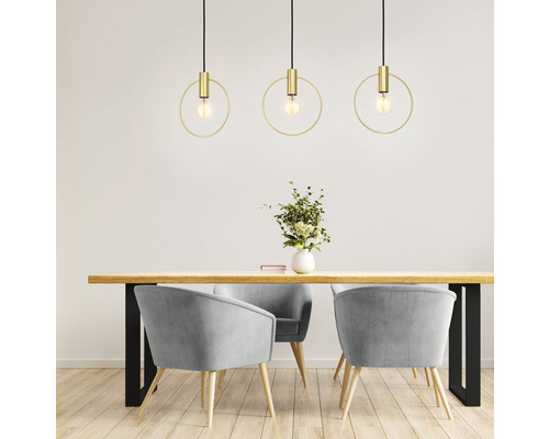 Masa de sufragerie cu trei lămpi suspendate rotunde și scaune