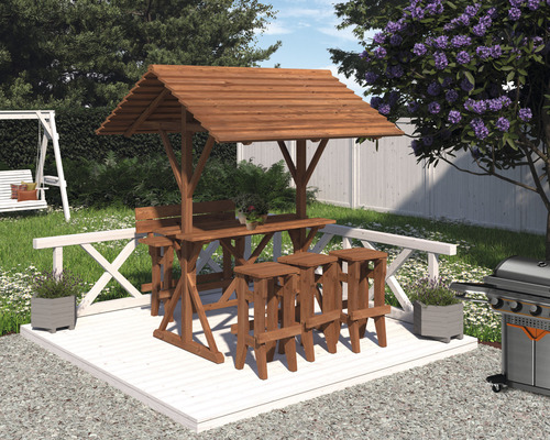 Masa de grădină din lemn cu acoperiș și scaune de bar pe o terasă într-o grădină