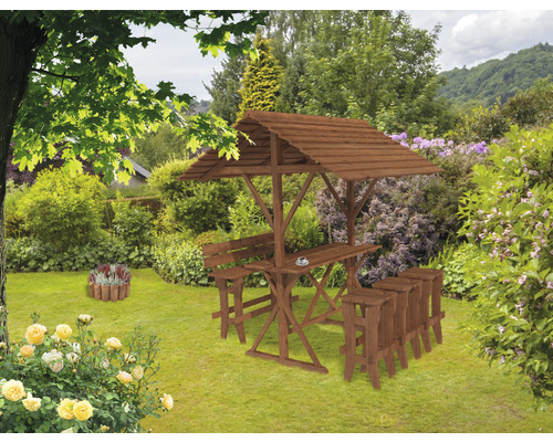 Bar de grădină din lemn cu acoperiș, masă și scaune în grădină