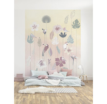 Dormitor cu fototapet cu model floral și motive cu păsări.