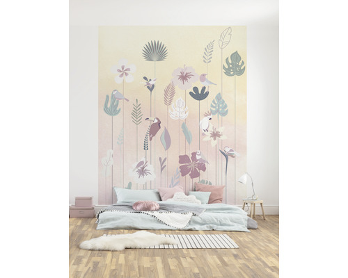 Dormitor cu fototapet cu model floral și motive cu păsări.