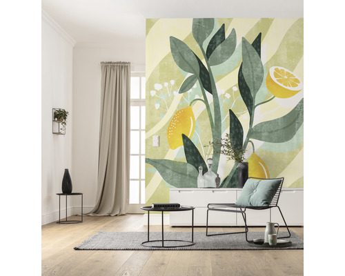 Cameră de zi cu tapet cu motiv lămâi, fotoliu și masă