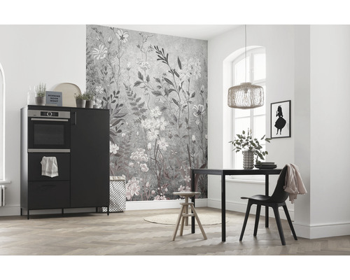 Cameră luminoasă cu masă de bucătărie, scaun, dulap cu cuptor și tapet de perete cu model floral.