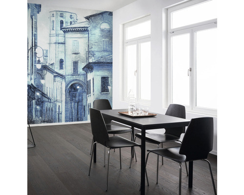 Cameră luminoasă cu fototapet, masă de sufragerie cu scaune și două ferestre