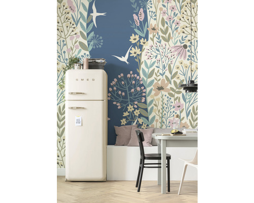 Bucătărie cu frigider marca Smeg și tapet cu flori