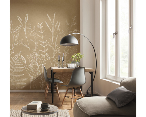 Cameră luminoasă cu masă de sufragerie, scaune, lampadar și tapet maro cu motive vegetale